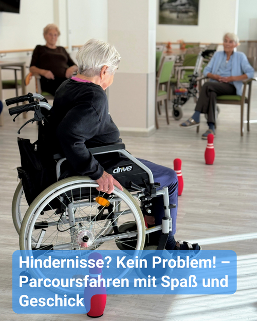 Eine Seniorin im Rollstuhl fährt Parkour durch rote Kegel. Bildbeschriftung: Hindernisse? Kein Problem! – Parcoursfahren mit Spaß und Geschick