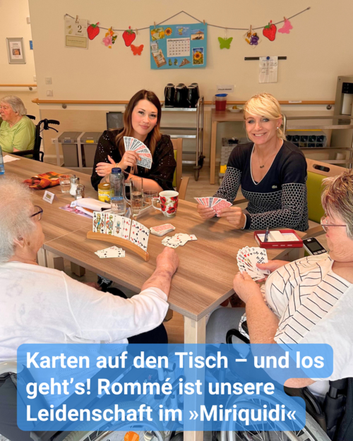 Vier Frauen, zwei Generationen sitzen gemeinsam an einem Tisch und spielen das Kartenspiel Rommé. Das Bild hat eine Bildunterschrift: “Karten auf den Tisch – und los geht’s! Rommé ist unsere Leidenschaft im »Miriquidi«